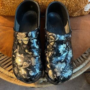 🖤Women’s Dansko Black & White Patent Leather Floral Pattern Black Clogs  Sz 38